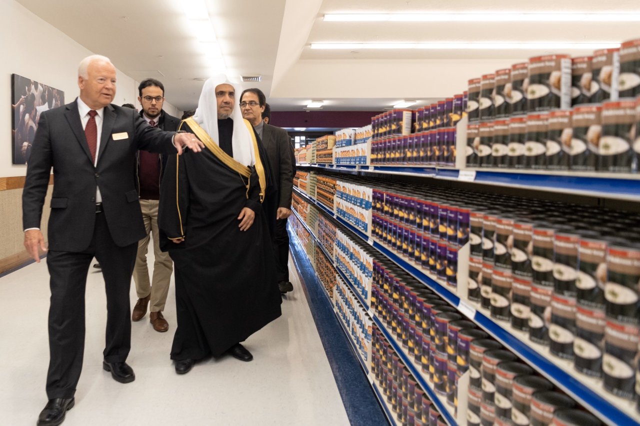 D.Mohammad Alissa assiste à un type d’aide humanitaire menée par des mormons dans l’Utah qui comprend des usines alimentaires et de fabrication de vêtements afin de les distribuer aux nécessiteux dans tous les États -Unis.