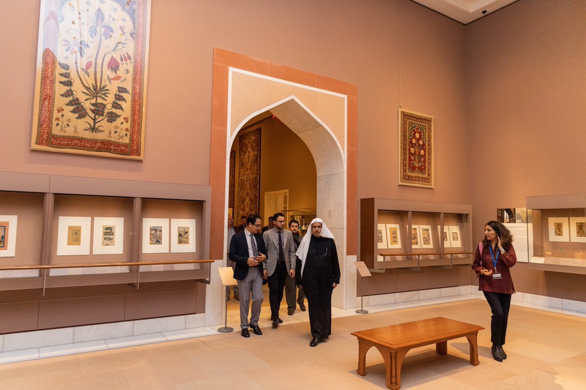 Sur invitation de l’administration du musée le D.Mohammad Alissa visite la section musulmane du musée métropolitain de New York comme il a rencontré les représentants musulmans de #NewYork qui ont confirmé que la voie modérée et ouverte de la LIM  correspond à leur vision.