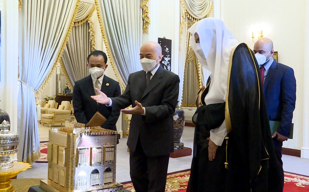جلالة ملك كمبوديا نورودوم سيهاموني، يستقبل معالي الأمين العام الشيخ د. محمد العيسى‬⁩.