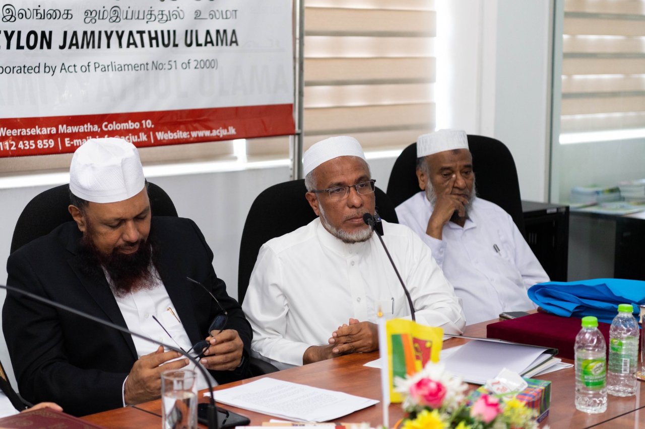 اجتمع معالي أمين عام ⁧رابطة العالم الإسلامي⁩ في ⁧كولومبو⁩ بفضيلة رئيس جمعية علماء ⁧سريلانكا⁩ وأعضاءها الذين عبروا عن سعادتهم الغامرة بزيارة الرابطة وحسن توقيتها