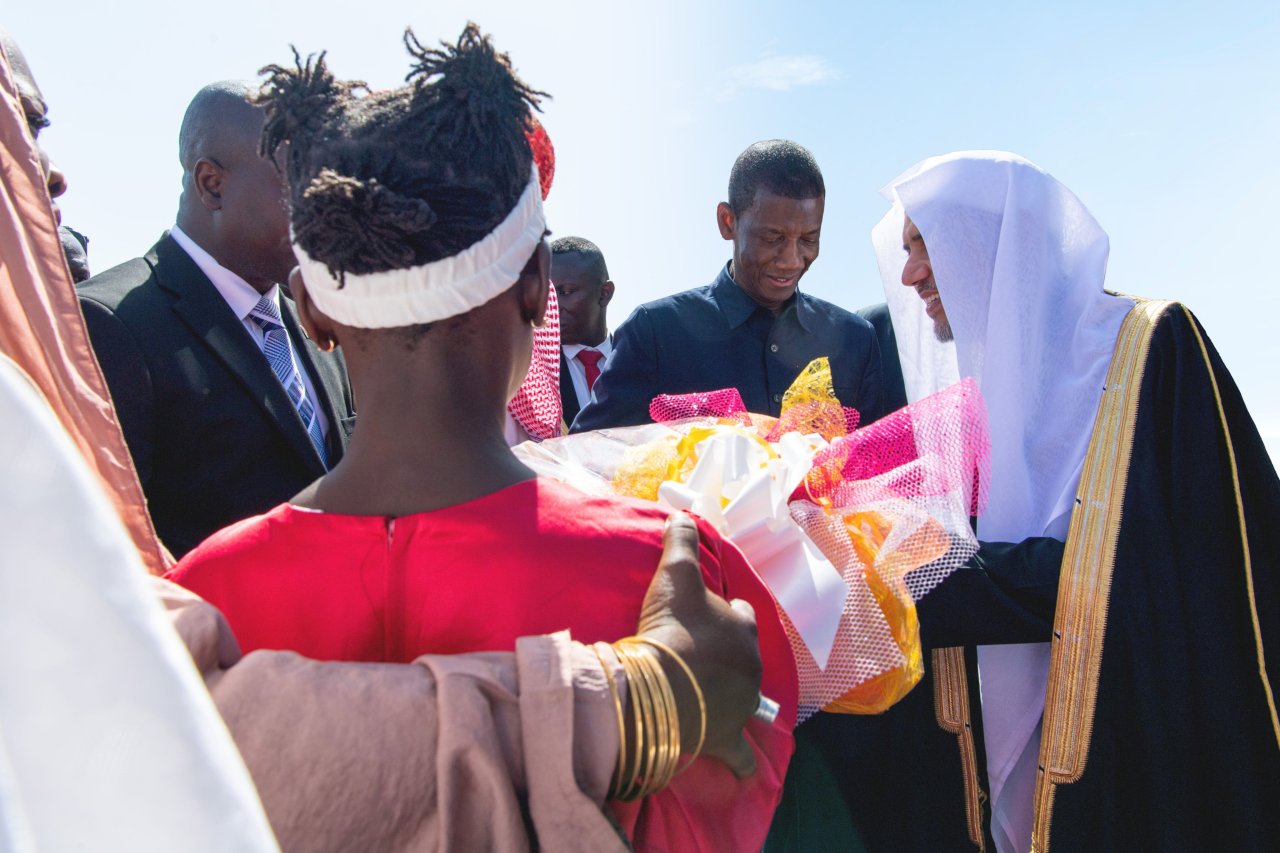 تلبيةً لدعوةٍ من الرئيس الغامبي: معالي الأمين العام، رئيس هيئة علماء المسلمين، الشيخ د.محمد العيسى يصل إلى غامبيا