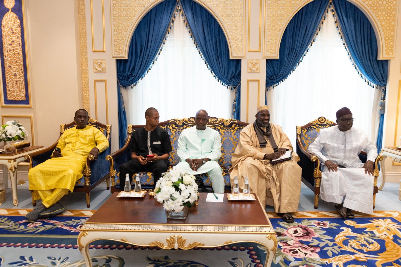 Yang Mulia Sekretaris Jenderal dan Ketua Asosiasi Cendekiawan Muslim, Yang Mulia Sheikh Dr. Muhammad Al-Issa, bertemu di kantornya di Makkah Al-Mukarramah, Yang Mulia Sheikh Mahmoud Dicko, pemimpin agama terkemuka di Mali dan semua Afrika.