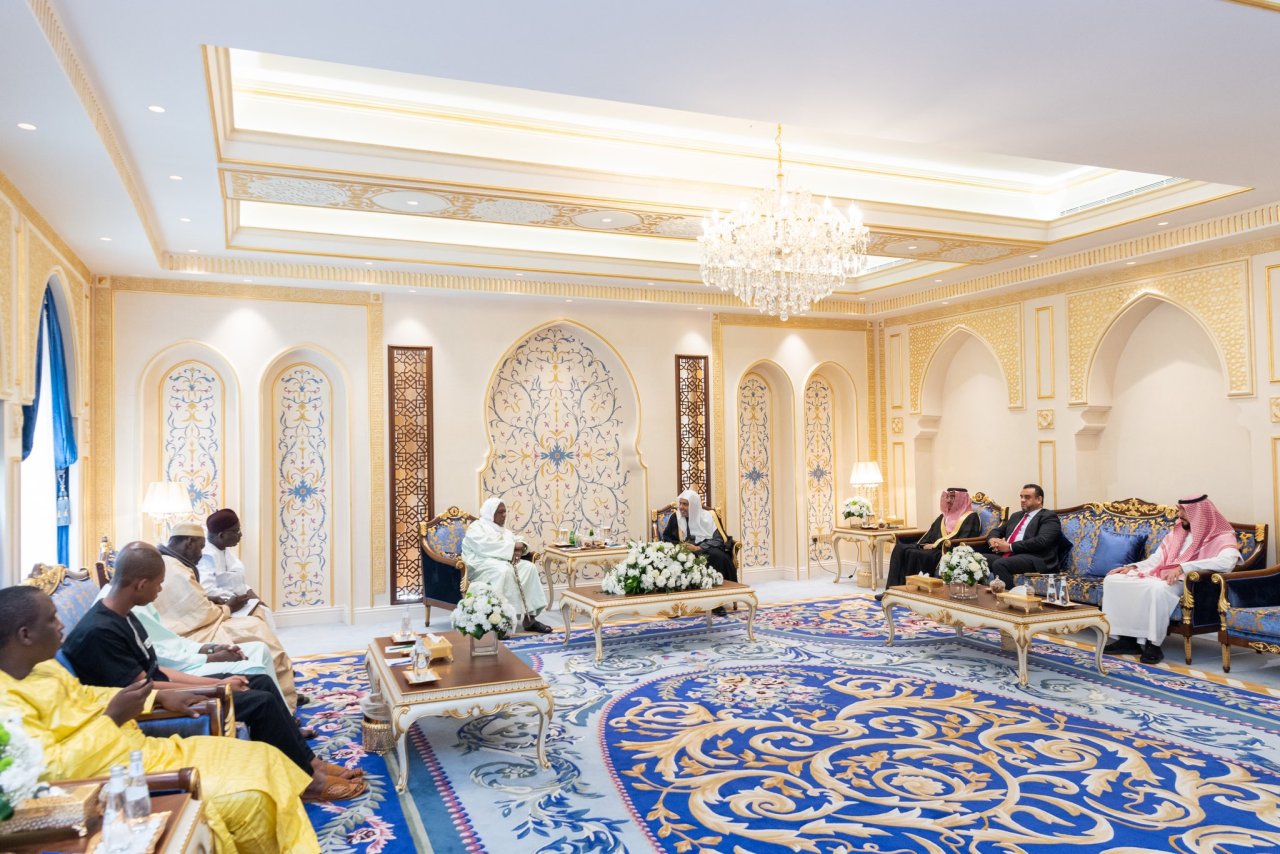 Yang Mulia Sekretaris Jenderal dan Ketua Asosiasi Cendekiawan Muslim, Yang Mulia Sheikh Dr. Muhammad Al-Issa, bertemu di kantornya di Makkah Al-Mukarramah, Yang Mulia Sheikh Mahmoud Dicko, pemimpin agama terkemuka di Mali dan semua Afrika.