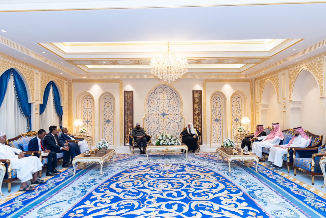التقى معالي الأمين العام، رئيس هيئة علماء المسلمين، الشيخ د.محمد العيسى في مكتبه بمكة المكرمة معالي وزير الأوقاف والشؤون الدينية بجمهورية الصومال شيخ مختار روبو علي.