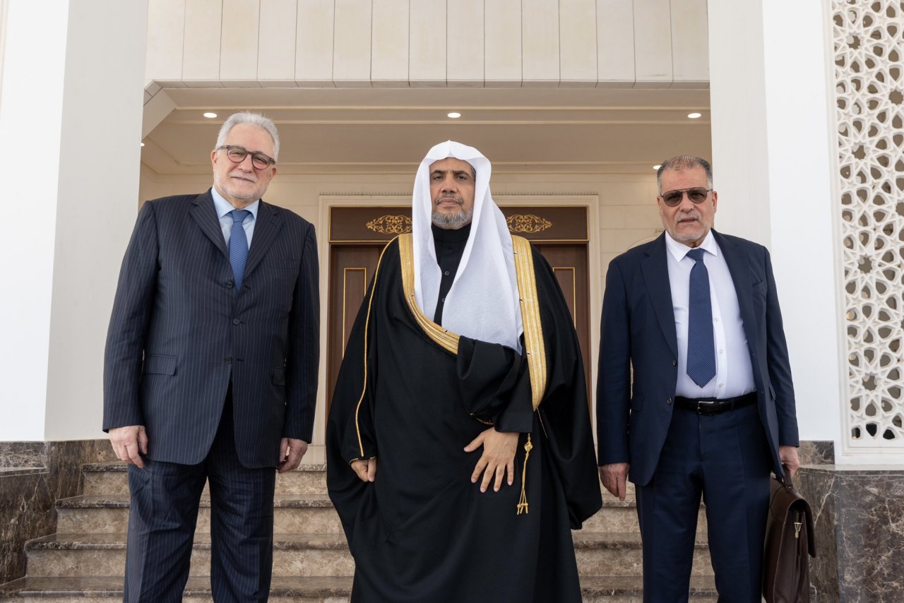 جناب دبیر کل و رئیس انجمن علمای مسلمانان جناب شیخ د.محمد العيسى در دفتر خود در مکه المکرمه از ریاست محترم مسجد بزرگ پاریس جناب آقای شمس الدین حفیز استقبال کردند.