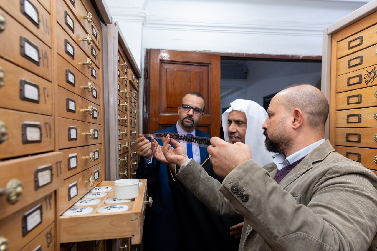 Institut Manuskrip Arab yang berafiliasi dengan Akademi Bahasa Arab di kantornya di Kairo, menjamu Yang Mulia Sekretaris Jenderal LMD, Ketua Asosiasi Ulama Muslim, Syekh Dr. Mohammed Al-issa