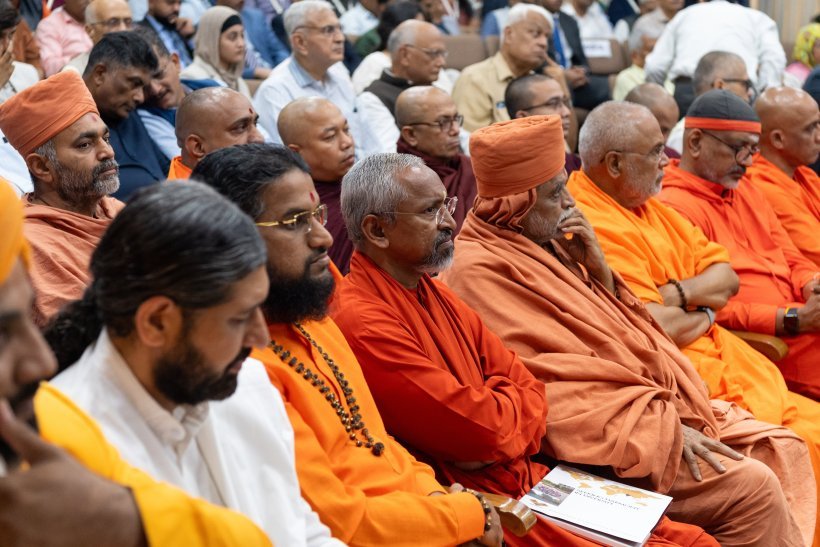 Yang Mulia Sekretaris Jenderal LMD, Ketua Asosiasi Ulama Muslim, Syekh Dr.Mohammad Al-issa , menyampaikan ceramah di Yayasan Internasional Vivekananda di New Delhi, di hadapan beberapa tokoh agama Islam dan non-Islam