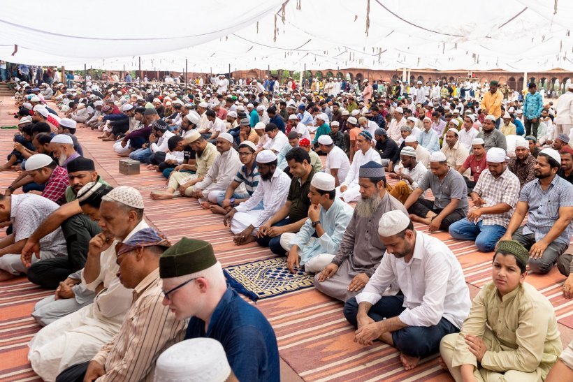 Suite à l'invitation de l'imam et prédicateur de la mosquée, et à l'accueil général des fidèles le Secrétaire Général, Président de l'Organisation des savants musulmans, cheikh Mohammad Al-Issa, fait le sermon du Vendredi à la Grande Mosquée de la capital