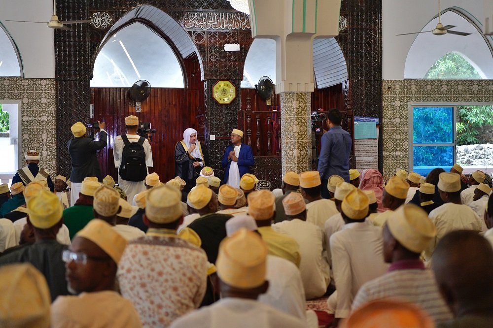 بحمد الله، حقق التحديثُ المستمرُّ لخطط ⁧‫رابطة العالم الإسلامي‬⁩ في نشر اللغة العربية عالميًّا، تحوّلاً نوعيًّا كبيرًا، حيث جدَّدت ووسّعت البرامج الموجهة للمدارس والمعاهد والمراكز الإسلامية حول العالم