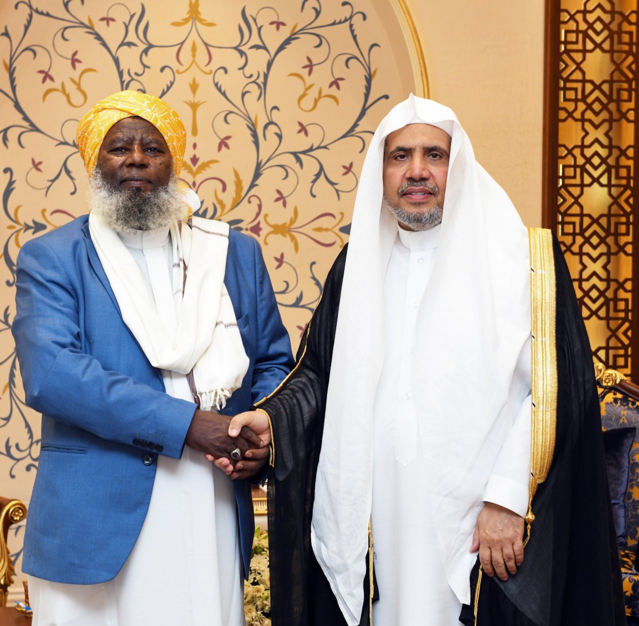 معالي الأمين العام، رئيس هيئة علماء المسلمين، فضيلة الشيخ د.⁧‫محمد العيسى‬⁩ يستقبل في مقر الرابطة بمكة المكرمة، سماحةَ رئيس المجلس الأعلى للشؤون الإسلامية في إثيوبيا، الشيخ د.حجي إبراهيم، والوفدَ المرافقَ له