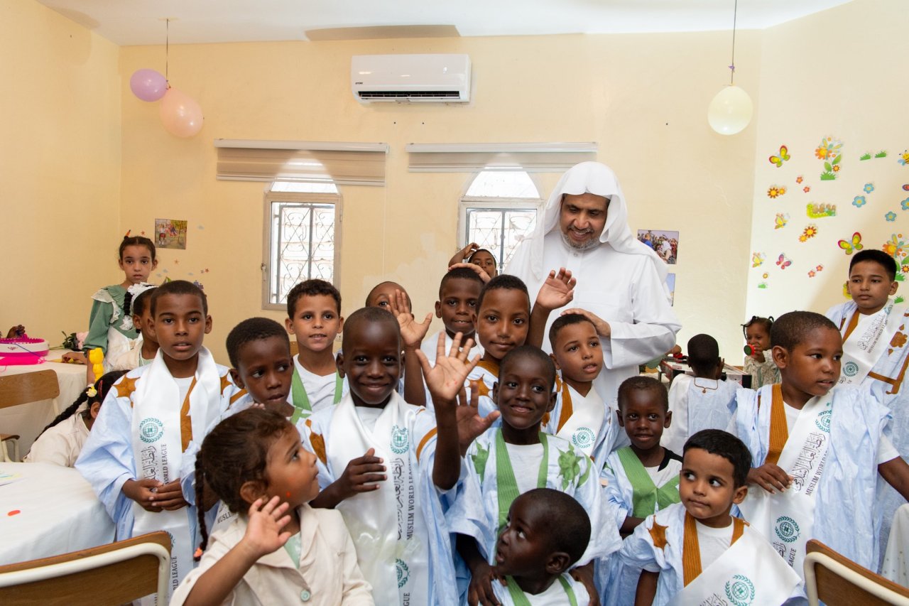 رابطة العالم الإسلامي‬⁩ تسلِّم المخصصات المالية السنوية للمستفيدين من الأيتام، ضمن البرنامج الخاص بـ &quot;كفالة الأيتام&quot; في القارة الأفريقية، الذي دشَّنه معالي الأمين العام