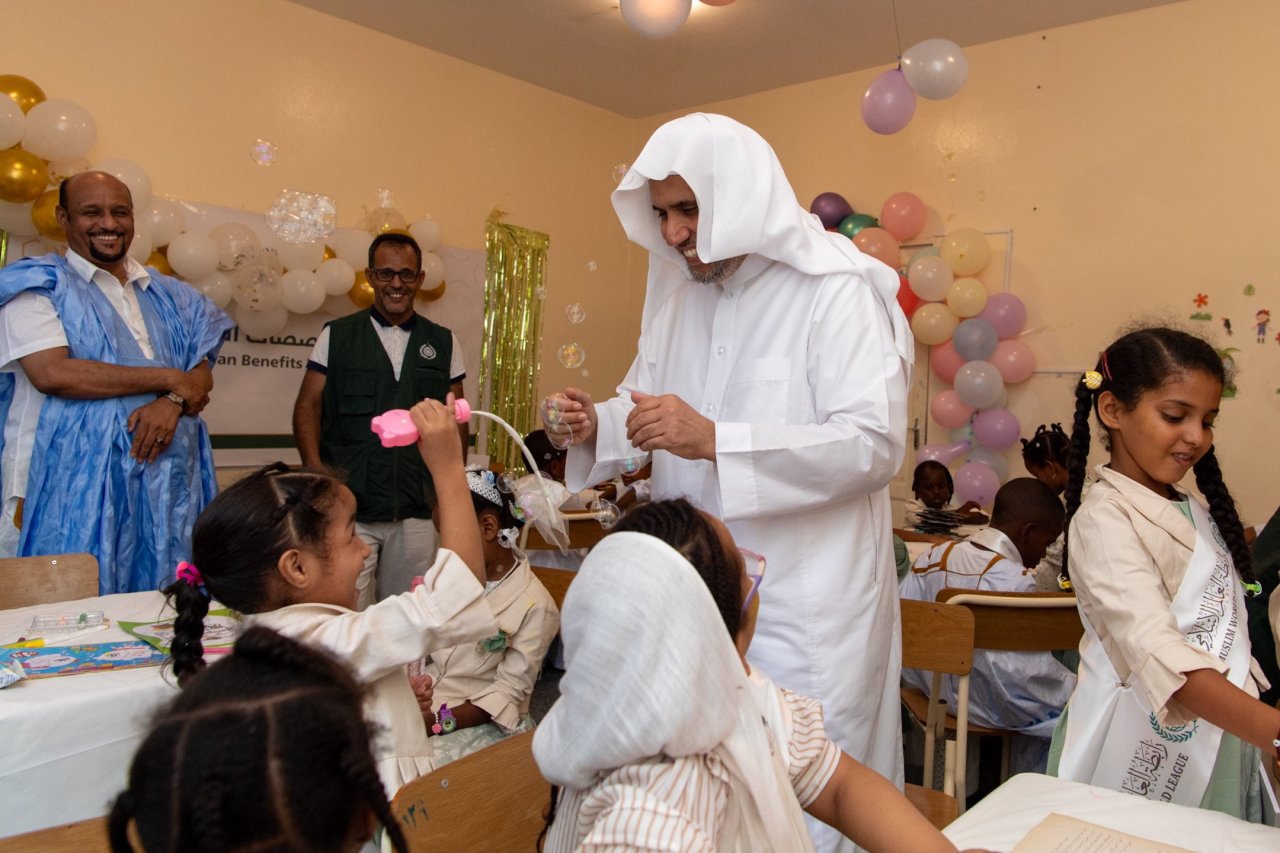 رابطة العالم الإسلامي‬⁩ تسلِّم المخصصات المالية السنوية للمستفيدين من الأيتام، ضمن البرنامج الخاص بـ &quot;كفالة الأيتام&quot; في القارة الأفريقية، الذي دشَّنه معالي الأمين العام