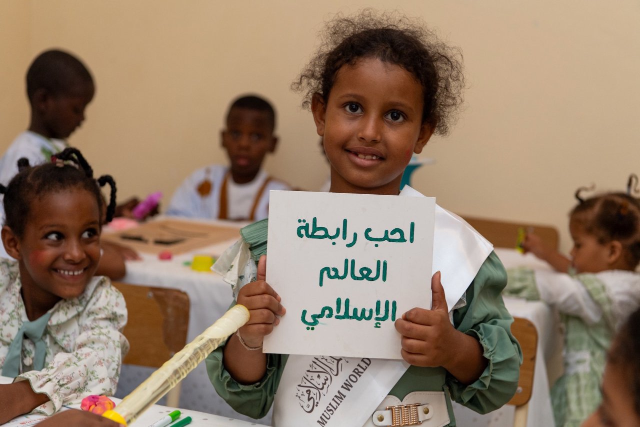 رابطة العالم الإسلامي‬⁩ تسلِّم المخصصات المالية السنوية للمستفيدين من الأيتام، ضمن البرنامج الخاص بـ &quot;كفالة الأيتام&quot; في القارة الأفريقية، الذي دشَّنه معالي الأمين العام