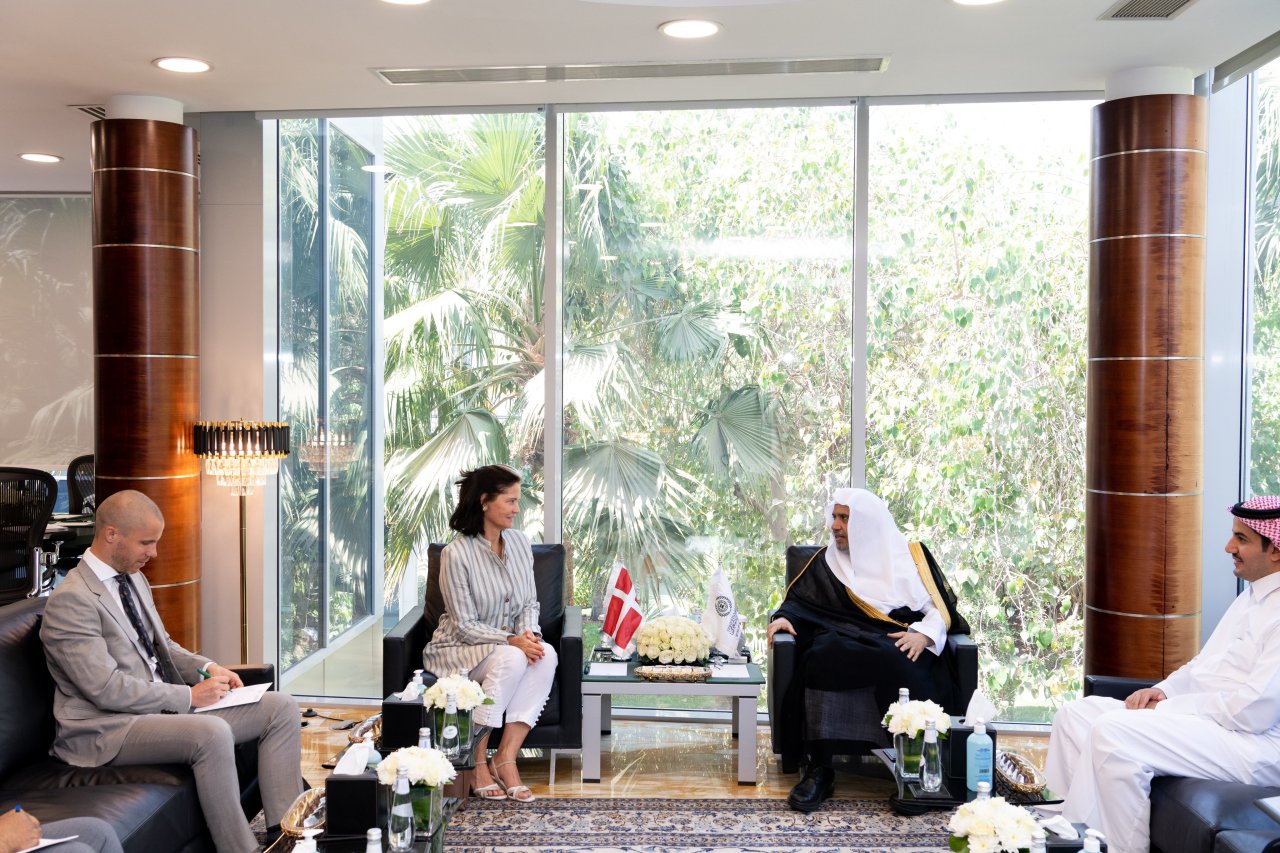 استقبل معالي الأمين العام، رئيس هيئة علماء المسلمين، فضيلة الشيخ د. محمد العيسى‬⁩ ‬⁩، في مكتبه بالرياض سعادة سفيرة مملكة الدنمارك لدى المملكة العربية السعودية، السيدة ليزالوته بليزنير، يرافقها سعادة نائبها السيد اسبيورن مولر كريستنسن