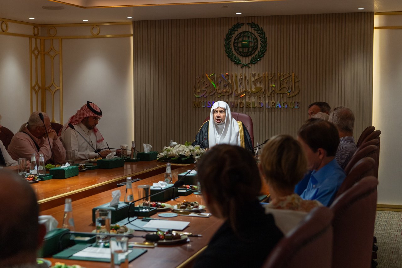 جناب بزرگوار دبیر کل، و رئیس انجمن علمای مسلمان، فضیلت شیخ دکتر محمد العیسی  در دفتر خود در ریاض از هیئت علمی فارغ التحصیلان دانشگاه هاروارد به ریاست جنرال کارل ایکنبری