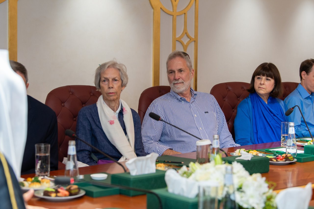 جناب بزرگوار دبیر کل، و رئیس انجمن علمای مسلمان، فضیلت شیخ دکتر محمد العیسی  در دفتر خود در ریاض از هیئت علمی فارغ التحصیلان دانشگاه هاروارد به ریاست جنرال کارل ایکنبری