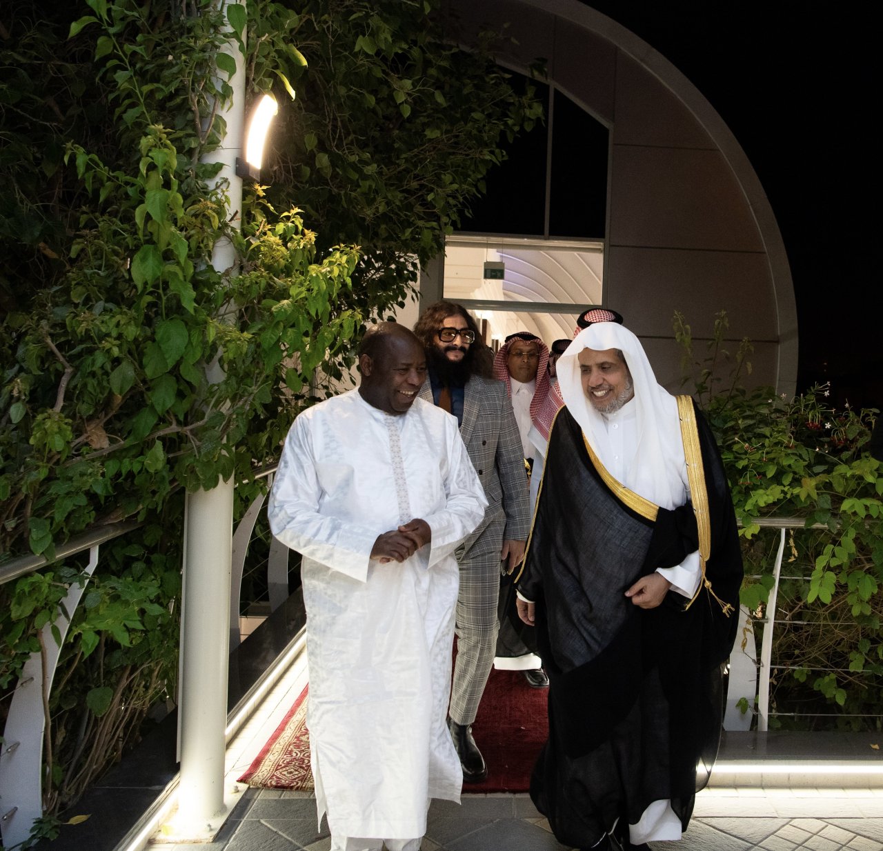 فخامة رئيس جمهورية بوروندي، السيد إيفاريست ندايشيمي يزور ⁧‫رابطة العالم الإسلامي‬⁩ في مقرها الفرعي بالرياض، وكان في استقبال فخامته معالي الأمين العام رئيس هيئة علماء المسلمين الشيخ د. ⁧‫محمد العيسى