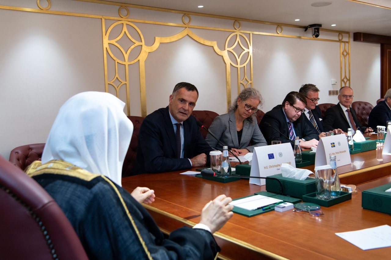 جناب دبيركل و رئيس انجمن علمای مسلمان، آقای دکتر شيخ محمد العیسی در شعبه پایگاه فرعی سازمان همبستگی در ریاض با سفیران اتحادیه اروپا در مملکت عربستان سعودی دیدار کرد.