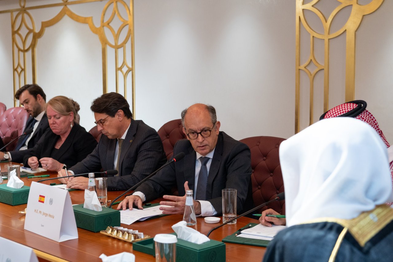 جناب دبيركل و رئيس انجمن علمای مسلمان، آقای دکتر شيخ محمد العیسی در شعبه پایگاه فرعی سازمان همبستگی در ریاض با سفیران اتحادیه اروپا در مملکت عربستان سعودی دیدار کرد.