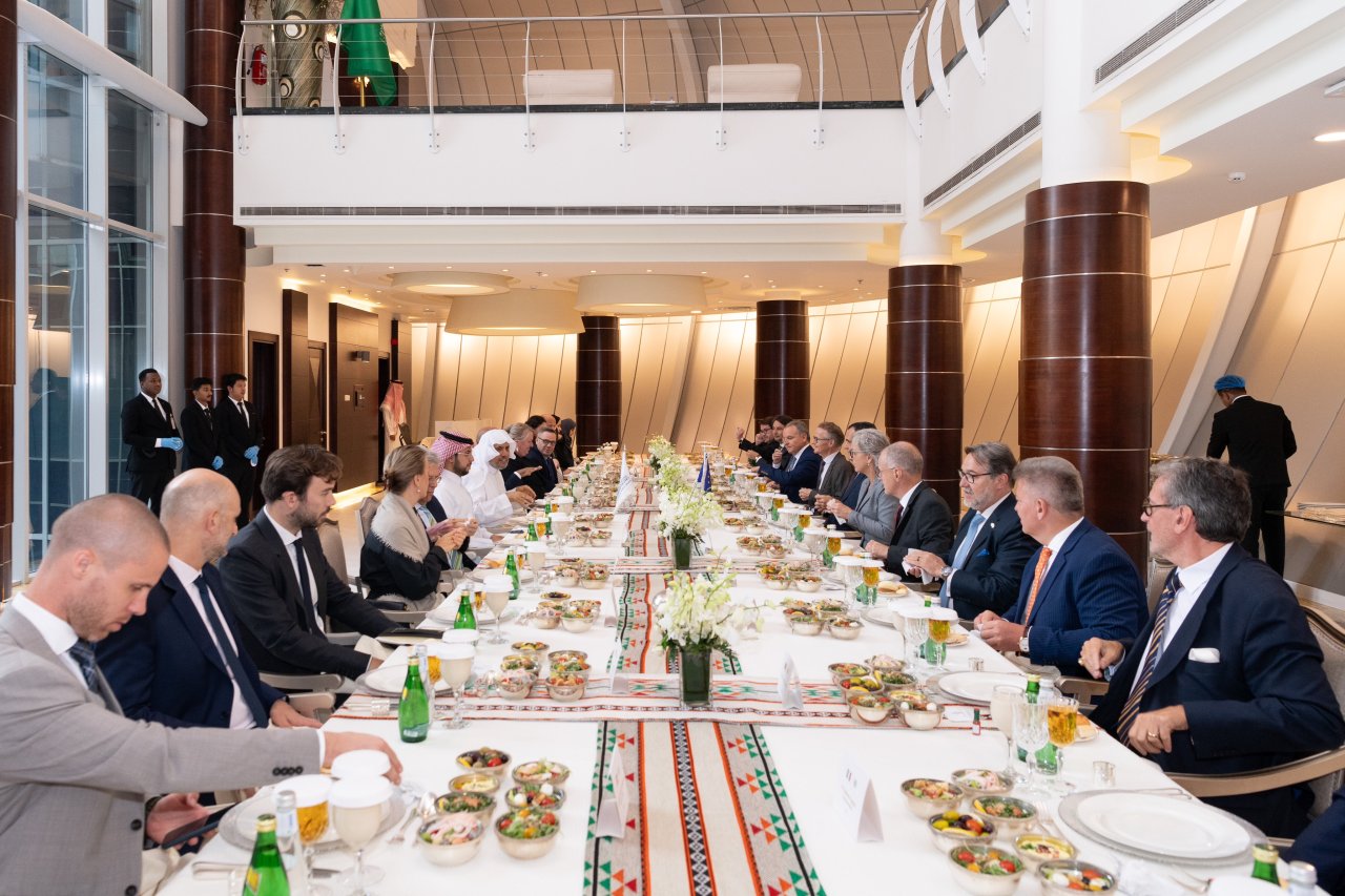 جناب دبيركل و رئيس انجمن علمای مسلمان، آقای دکتر شيخ محمد العیسی در شعبه پایگاه فرعی سازمان همبستگی در ریاض با سفیران اتحادیه اروپا در مملکت عربستان سعودی دیدار کرد.