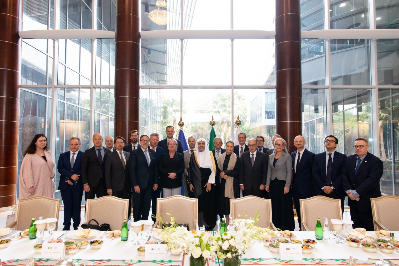 جناب دبيركل و رئيس انجمن علمای مسلمان، آقای دکتر شيخ محمد العیسی در شعبه پایگاه فرعی سازمان همبستگی در ریاض با سفیران اتحادیه اروپا در مملکت عربستان سعودی دیدار کرد.