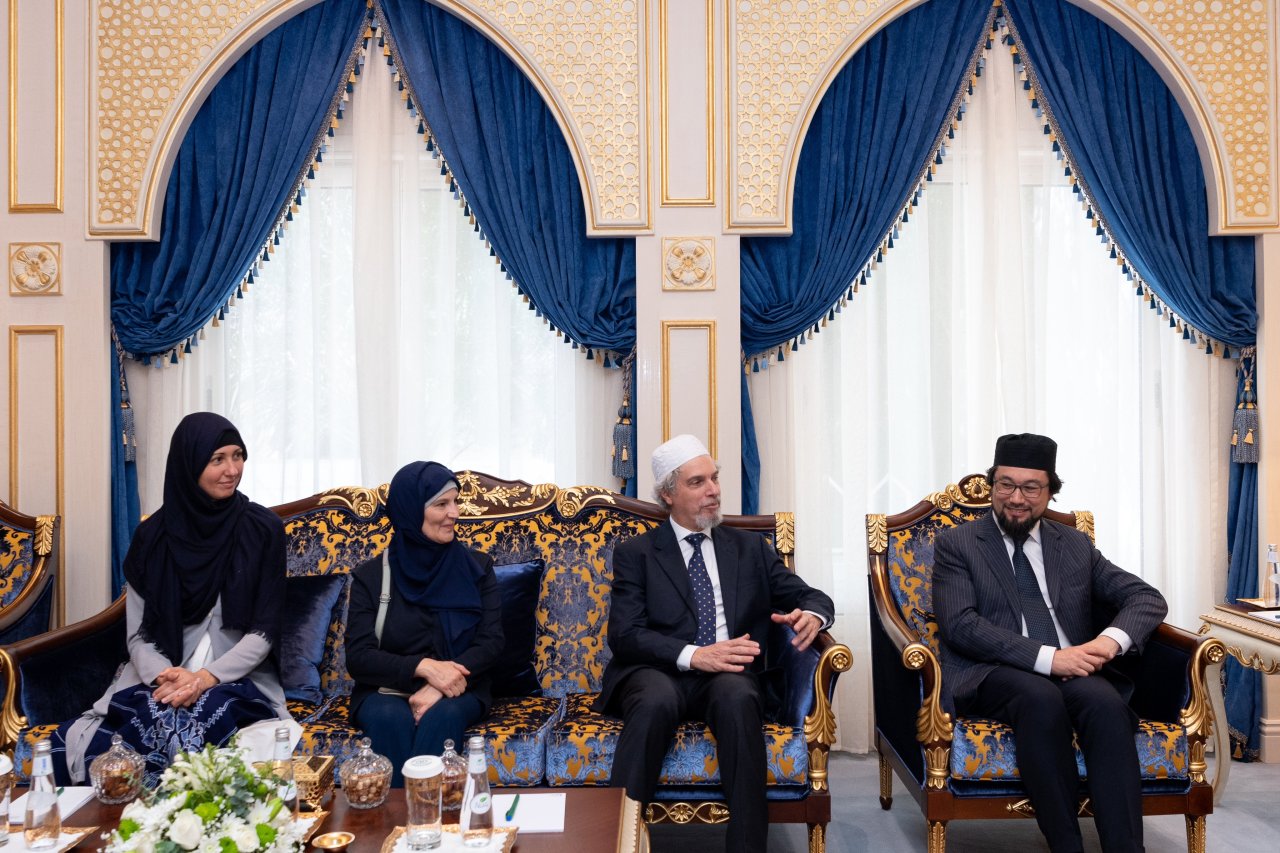 التقى معالي الأمين العام، رئيس هيئة علماء المسلمين، فضيلة الشيخ د. ⁧‫محمد العيسى‬⁩ ⁦‪‬⁩، فضيلة الشيخ يحيى بلفتشيني، قائد منظمة &quot;كوريز الإيطالية&quot;، رئيس مجلس التعاون الإسلامي في أوروبا