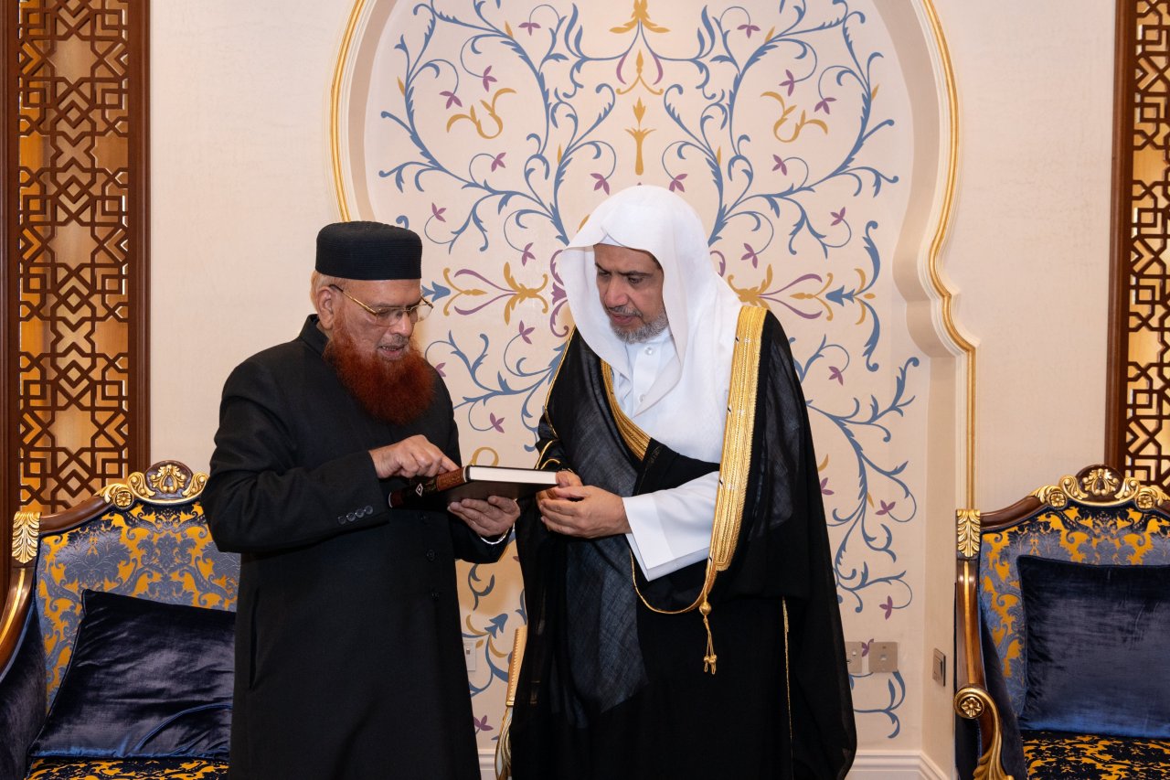 استقبل معالي الأمين العام، رئيس هيئة علماء المسلمين، فضيلة الشيخ د. ⁧‫محمد العيسى‬⁩ ‬⁩ في مكتبه بمكة المكرمة سماحة المفتي بجمهورية باكستان الإسلامية، الشيخ الدكتور محمد تقي العثماني