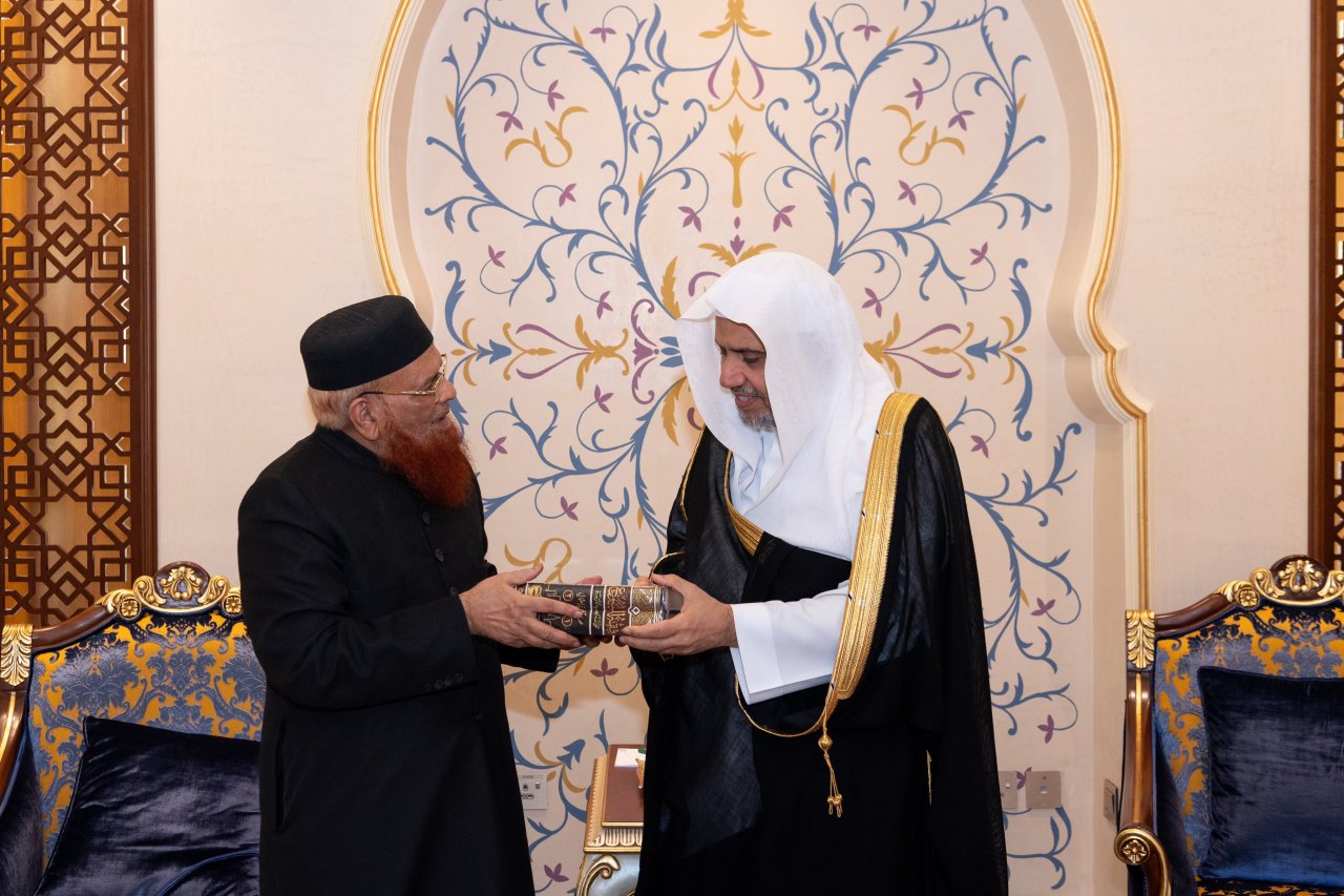 استقبل معالي الأمين العام، رئيس هيئة علماء المسلمين، فضيلة الشيخ د. ⁧‫محمد العيسى‬⁩ ‬⁩ في مكتبه بمكة المكرمة سماحة المفتي بجمهورية باكستان الإسلامية، الشيخ الدكتور محمد تقي العثماني