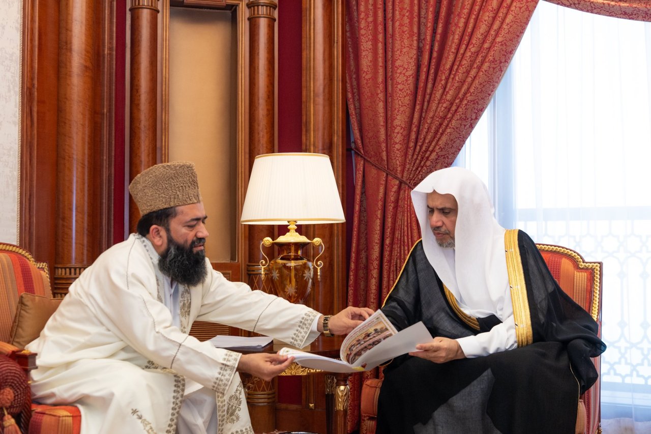 ‏التقى معالي الأمين العام، رئيس هيئة علماء المسلمين، فضيلة الشيخ د. محمد العيسى‬⁩ في مكتبه، فضيلة كبير الأئمة The Grand Imam رئيس منظمة أئمة ومجلس علماء باكستان، ومجلس أتباع الأديان، وإمام وخطيب الجامع الملكي بلاهور، الشيخ محمد عبدالخبير آزاد