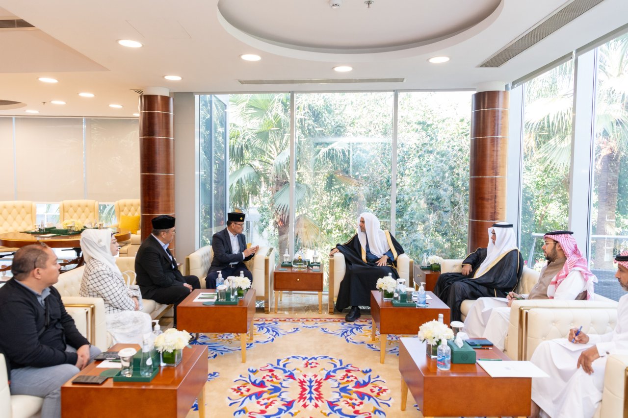 معالي الأمين العام، رئيس هيئة علماء المسلمين، فضيلة الشيخ د. محمد العيسى‬⁩، يلتقي في مقرِّ الرابطة الفرعي بالرياض، معاليَ الأمين العام، الرئيس التنفيذي للمفوضية الوطنية لشؤون مسلمي الفلبين