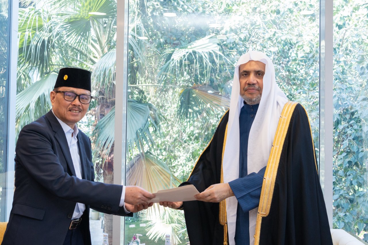 معالي الأمين العام، رئيس هيئة علماء المسلمين، فضيلة الشيخ د. محمد العيسى‬⁩، يلتقي في مقرِّ الرابطة الفرعي بالرياض، معاليَ الأمين العام، الرئيس التنفيذي للمفوضية الوطنية لشؤون مسلمي الفلبين