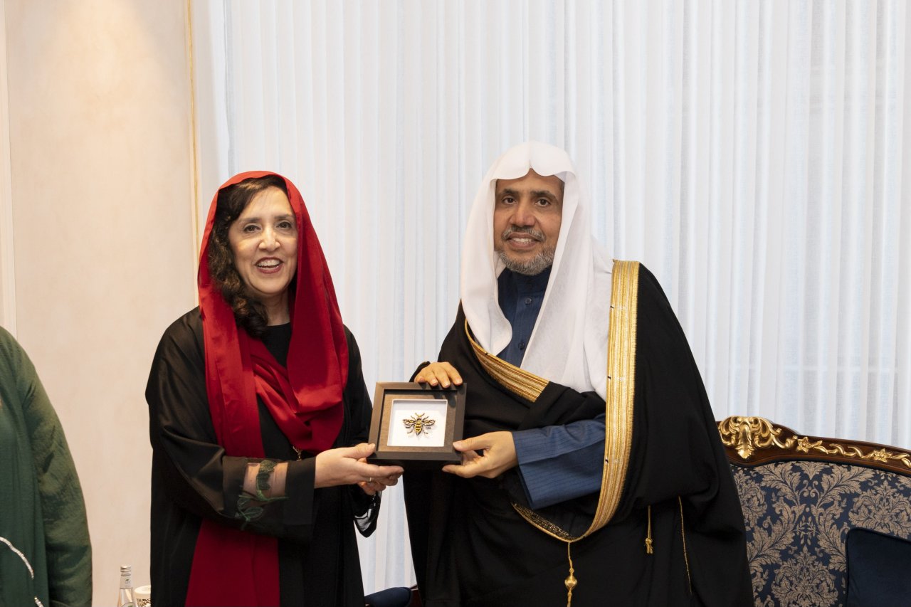 ‏استقبل معالي الأمين العام، رئيس هيئة علماء المسلمين، فضيلة الشيخ د.⁧‫محمد العيسى‬⁩ ‬⁩ ، في مكتبه ظهر اليوم، معالي عمدة مانشستر بالمملكة المتحدة، السيدة ياسمين دار، والوفد المرافق لها
