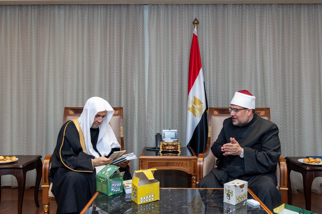 تصاویری از دیدار جناب دبیر کل، و رئیس انجمن علمای مسلمان، آقای دکتر شیخ محمد العیسی ، به جمهوری عربی مصر که در فرودگاه بین المللی قاهره مورد استقبال جناب وزیر اوقاف