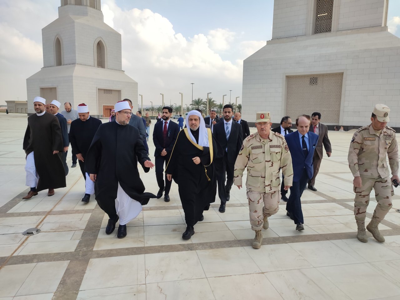 تصاویری از دیدار جناب دبیر کل، و رئیس انجمن علمای مسلمان، آقای دکتر شیخ محمد العیسی ، به جمهوری عربی مصر که در فرودگاه بین المللی قاهره مورد استقبال جناب وزیر اوقاف