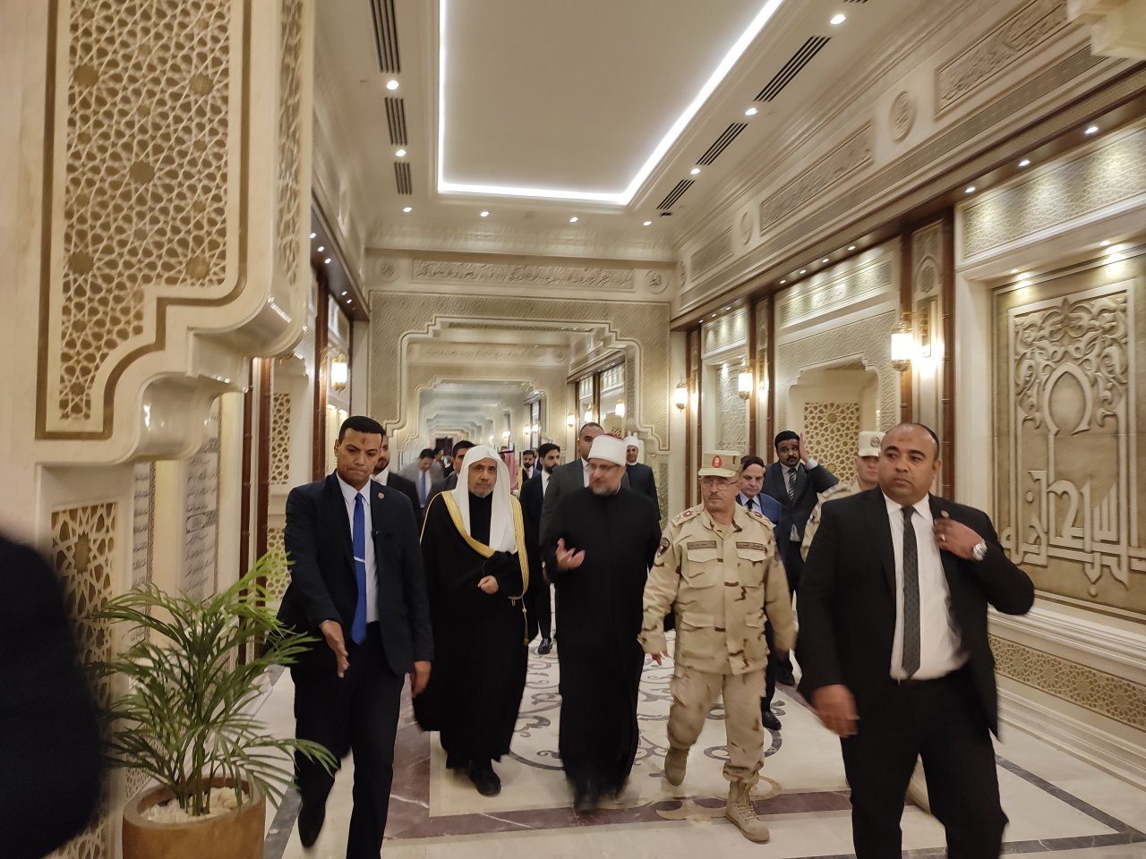تصاویری از دیدار جناب دبیر کل، و رئیس انجمن علمای مسلمان، آقای دکتر شیخ محمد العیسی ، به جمهوری عربی مصر که در فرودگاه بین المللی قاهره مورد استقبال جناب وزیر اوقاف
