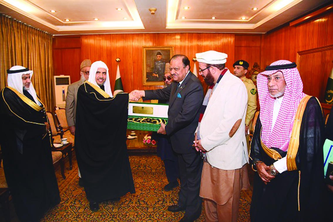 الدكتور العيسى يقدم إهداء للرئيس الباكستاني