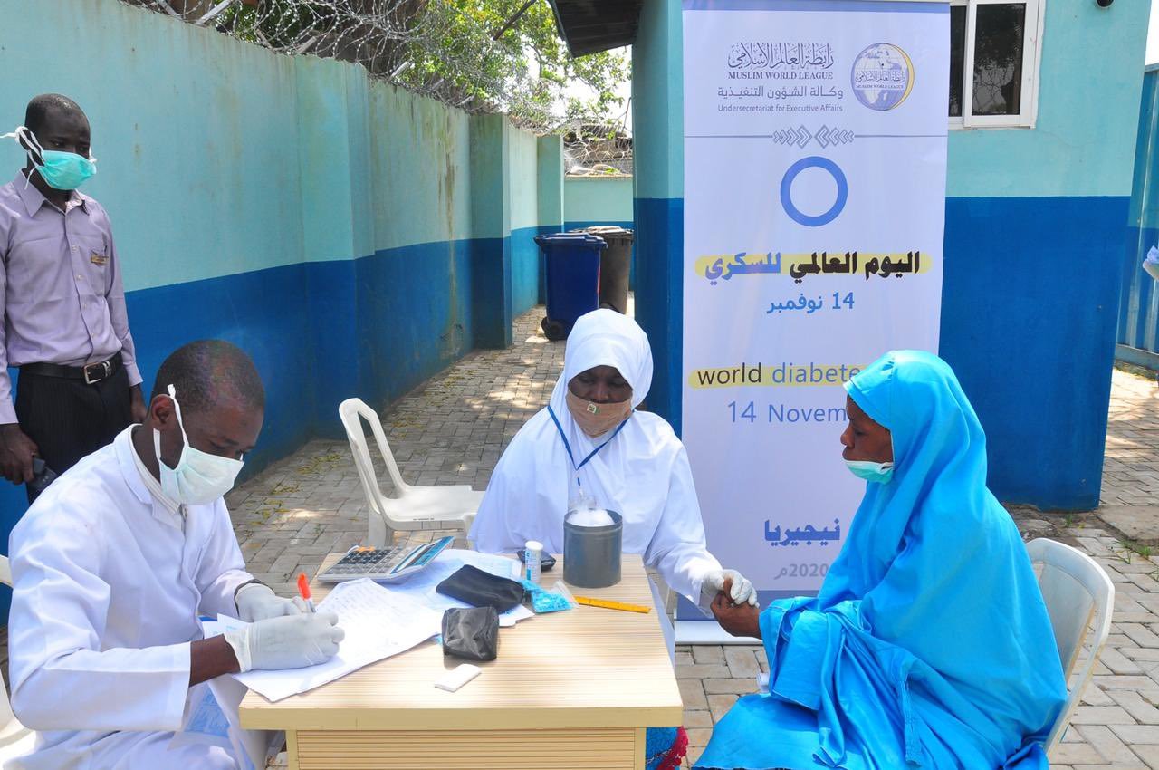 La Ligue Islamique Mondiale participe à la Journée Mondiale Diabète en organisant des actions et des activités dans le domaine médical dans les divers hôpitaux qui lui sont affiliés partout en Afrique.