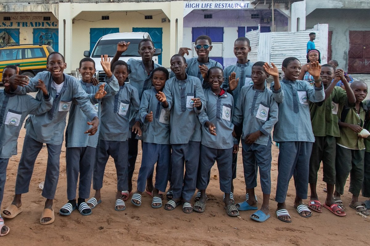 معالي الأمين العام الشيخ د. محمد العيسى أثناء افتتاحه لمنشأة السلام الطبية بغامبيا بحضور السيدة الأولى وعدد من الوزراء