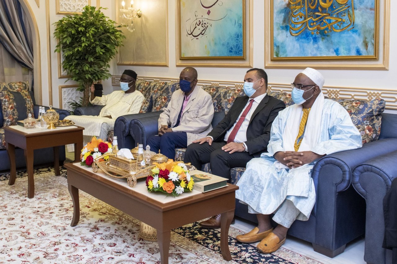Mohammad Alissa a reçu Cheikh Mahmoud Deko, Coordonnateur général de l'Assemblée des gens de la Sounna et du groupe au Mali pour discuter des moyens de renforcer l'action conjointe, l'harmonie nationale et religieuse dans toute l'Afrique et de faire face à l’idéologie extrémiste.