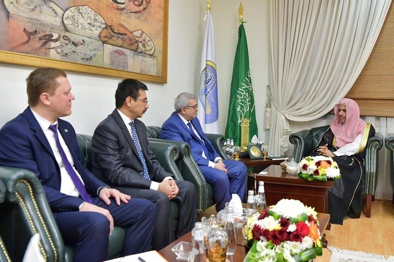 د.العيسى خلال استقباله رئيس أكاديمية أوزبكستان الدولية