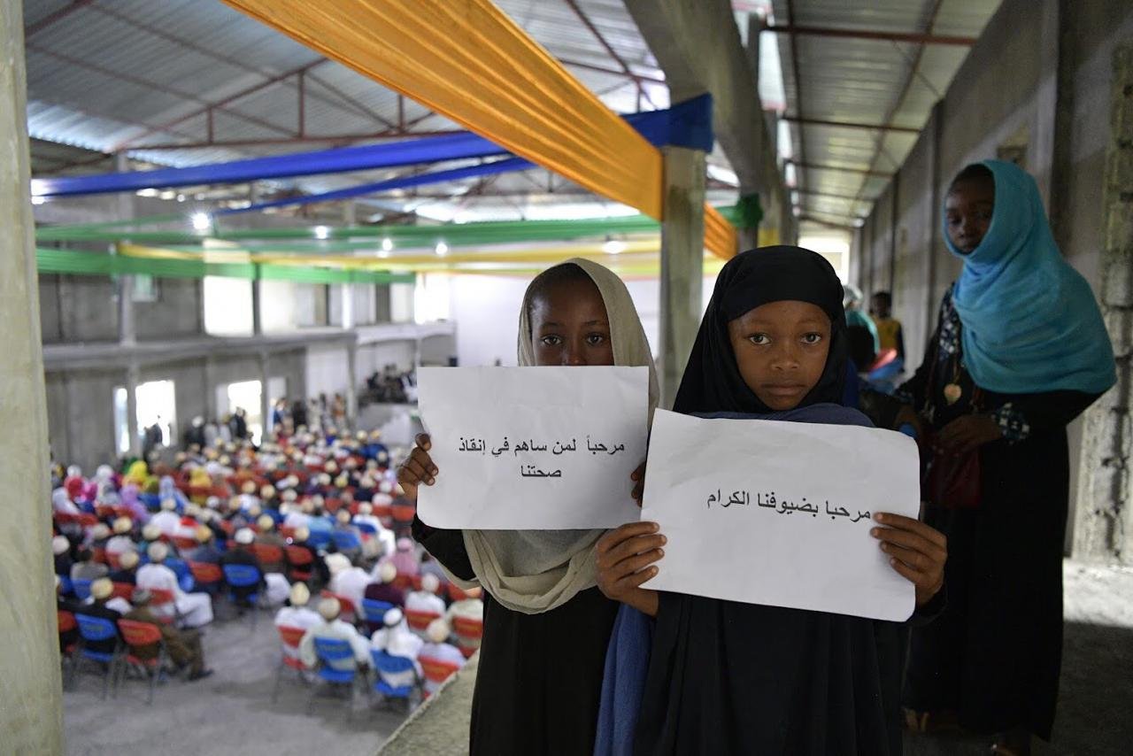 Les enfants et les villageois accueillent le Secrétaire général de la Ligue.
