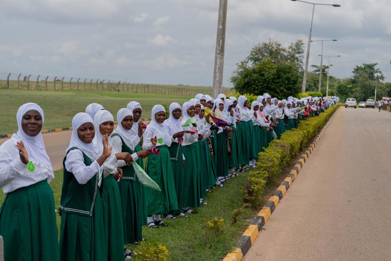عزت مآب شیخ ڈاکٹر محمد العیسی، گھانا کے صوبہ ماسی کے دورہ کے موقع پر اشانتی قوم کے سربراہ سے ملاقات كررہے ہیں۔
