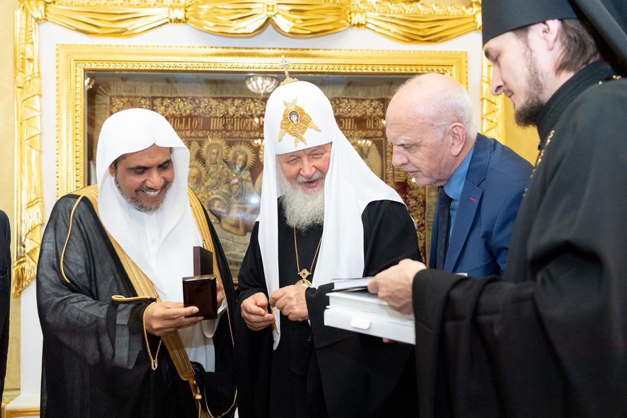 موسكو: عقد معالي الأمين العام لرابطة العالم الإسلامي الشيخ الدكتور محمد بن عبدالكريم العيسى، والبطريرك كيريل الأول بطريرك موسكو وسائر روسيا، قمة تاريخية في مقر الكنيسة الأرثوذكسية في العاصمة الروسية موسكو، فيما اعتُبر أهم لقاء مسيحي إسلامي في المشرق، حيث تُعتبر الكنيسة الروسية أكبر كنيسة أرثوذكسية شرقية مستقلة بأتباع يتجاوز عددهم  250 مليوناً.