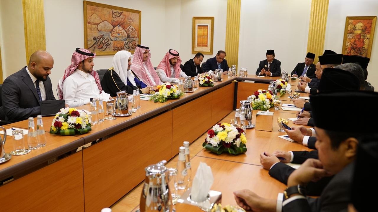 د.العيسى يجتمع برئيس المجلس الشعبي الإندونيسي ويتلقى دعوة لزيارة جاكرتا