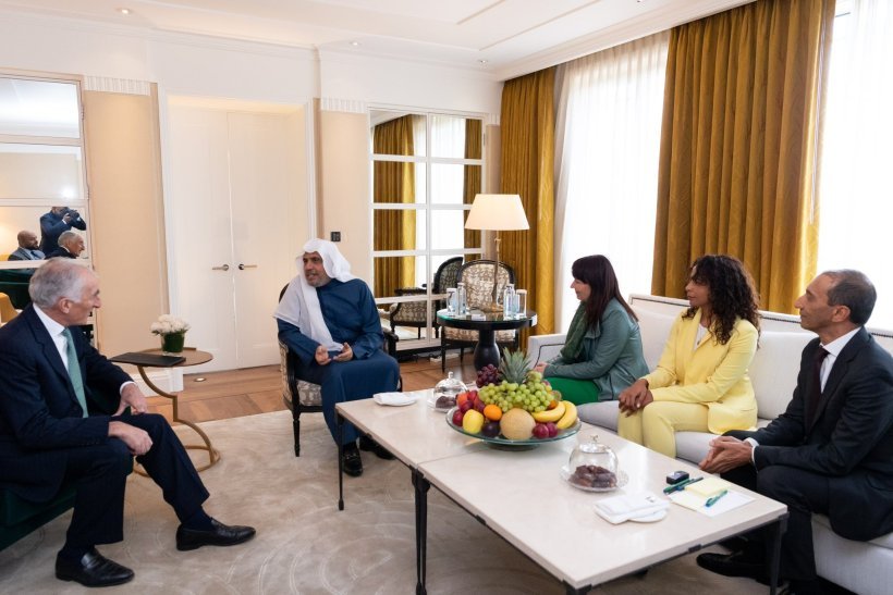 جناب اقای حجت الاسلام د.محمد العيسى دبیر کل انجمن هیئت علمای مسلمان با فرماندهان آکادمی‌ مطالعات ولف دانشگاه کمبریج در بريتانيا ديدار نمود.