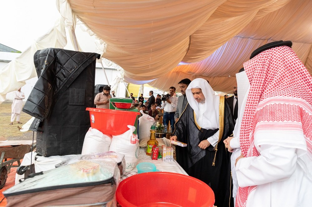 Dr. Al-Issa inaugurates the MWL campaign in Islamabad for the relief of the Pakistani people