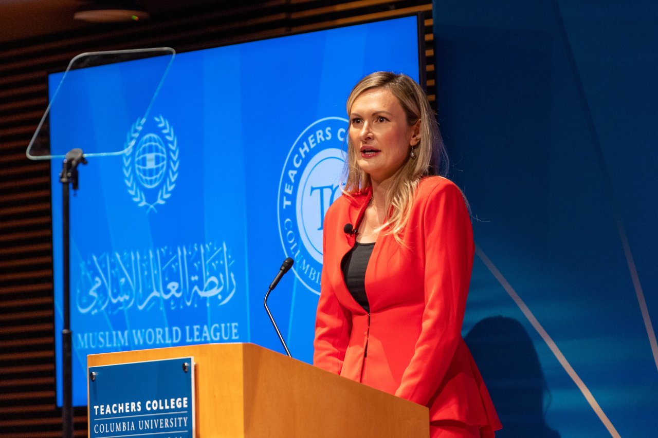 Universitas Columbia menyelenggarakan simposium global untuk Sekretaris Jenderal, Dr.  Alissa  tentang pemberantasan kebencian, dengan partisipasi Uskup Agung NY, Timothy Dolan &amp; Kepala Rabi AS, Arthur Schneier, di hadapan para pemimpin universitas, profesor, &amp; mahasiswa.