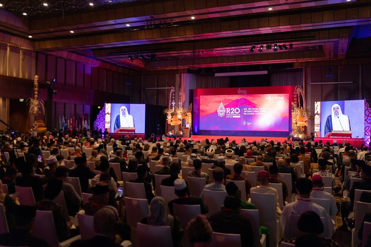 د. العيسى يطلق أُولى مبادرات منصة &quot;R20&quot;: &quot;منتدى بناء الجسور بين الشرق والغرب، من أجل السلام&quot;.