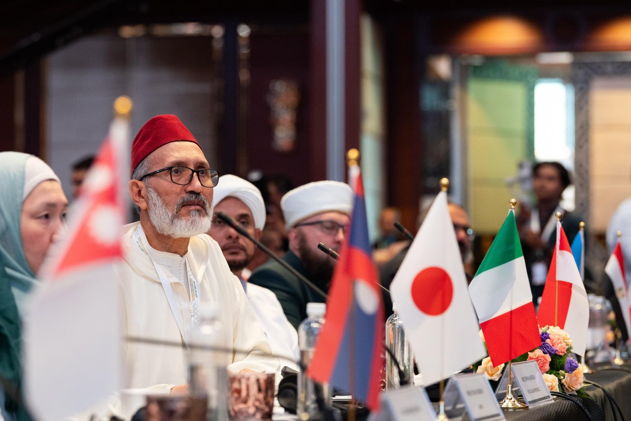 ويهدِف إلى التَّأكيد على أهمية الدِّين في تعزيز السَّلام العالمي، وترسيخ التضامن بين الشعوب، وإطلاق عددٍ من المبادرات المهمة.