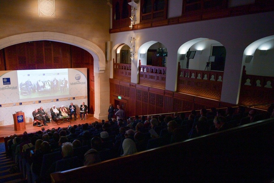 معالي الأمين العام لرابطة العالم الإسلامي ملقياً كلمته الافتتاحية في موتمر السلام في الاديان‬⁩، داعياً إلى استبدال اسم الأقليات باسم دول التنوع الديني والثقافي